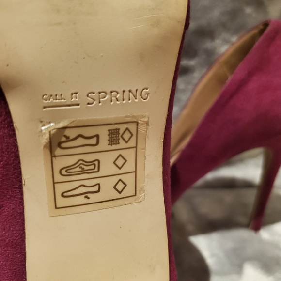 Call It Spring Magenta Pumps with low cut detail 📦 - Picture 6 of 6